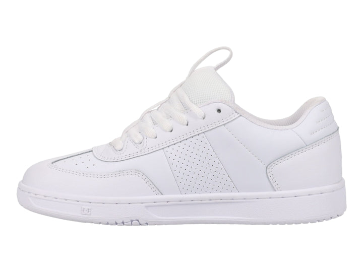 Tenis DC Shoes modelo Astrix en color blanco total con suela plana y cordones.