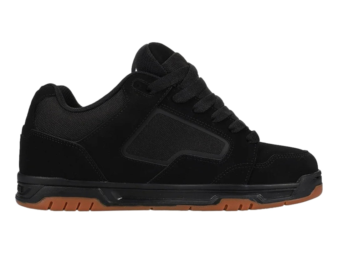 Tenis DC Shoes modelo Coiler en color negro con suela de goma marrón.