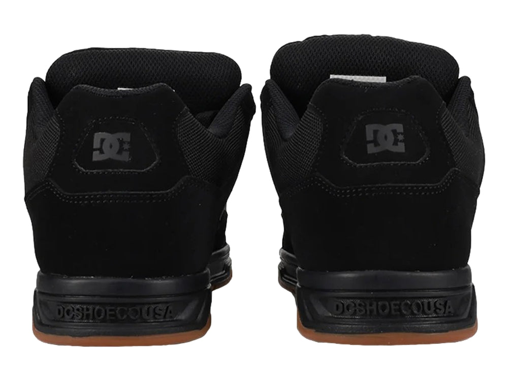 Tenis DC Shoes modelo Coiler en color negro con suela de goma marrón.