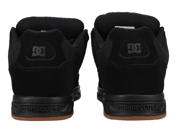 Tenis DC Shoes modelo Coiler en color negro con suela de goma marrón.