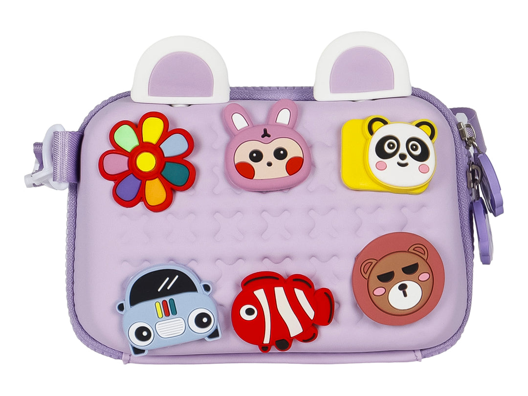 Bolso pequeño color lila con orejas blancas y parches decorativos de animales, coche y flor en relieve.
