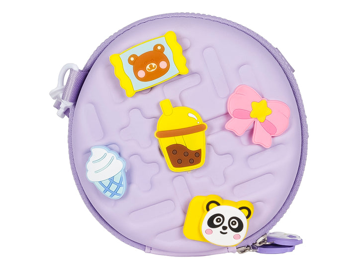Bolso circular color lila con parches decorativos en relieve de panda, bebida boba y moño rosa.