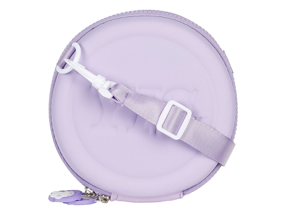Bolso circular color lila con parches decorativos en relieve de panda, bebida boba y moño rosa.
