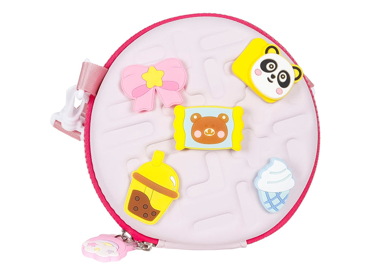 Bolso circular rosa con parches decorativos en relieve de panda, oso y dulces.