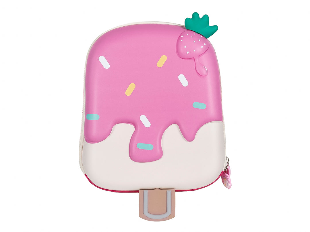 Mochila escolar con forma de paleta de helado en colores rosa y blanco con detalles de fresa y chispas.