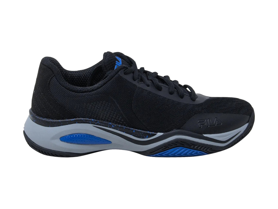 Tenis deportivos FILA color negro con suela gris y detalles en azul.