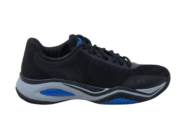 Tenis deportivos FILA color negro con suela gris y detalles en azul.