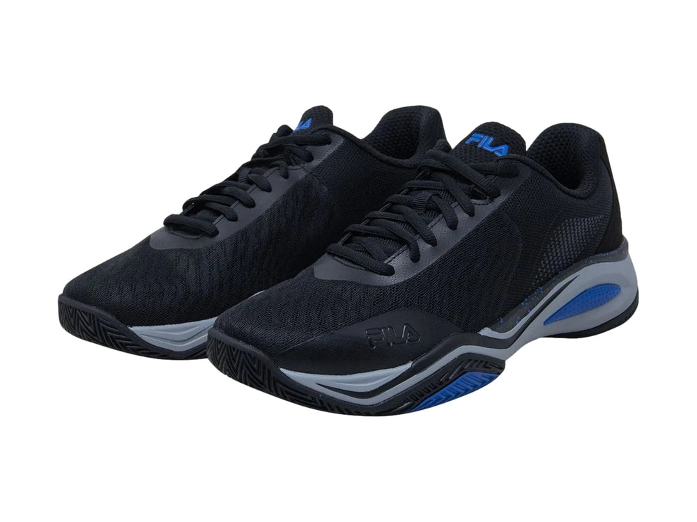 Tenis deportivos FILA color negro con suela gris y detalles en azul.