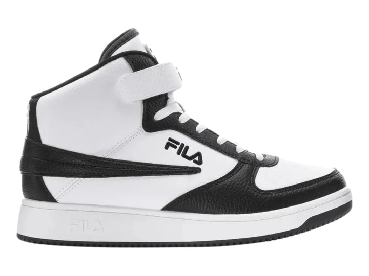 Tenis FILA botín para niños en colores blanco y negro con correa de velcro en el tobillo.