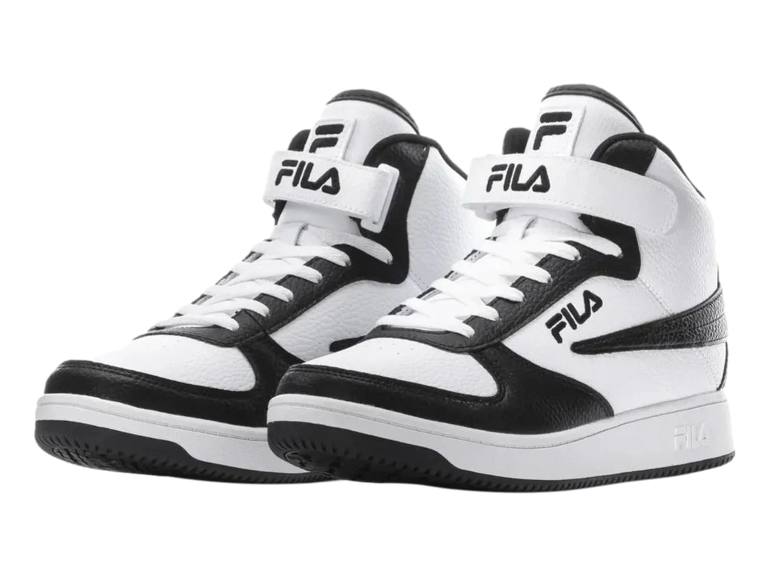 Tenis FILA botín para niños en colores blanco y negro con correa de velcro en el tobillo.