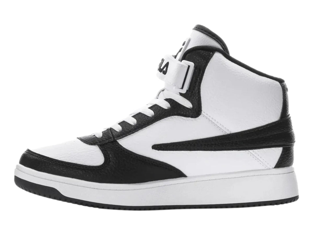 Tenis FILA botín para niños en colores blanco y negro con correa de velcro en el tobillo.