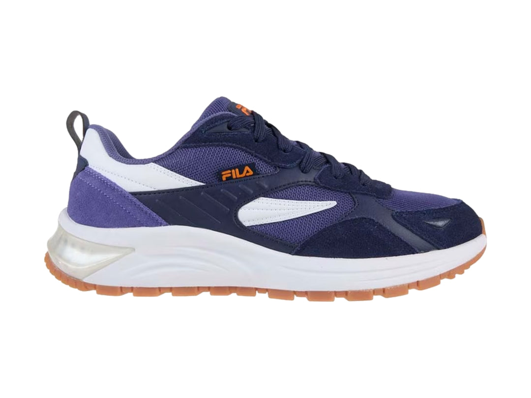 Tenis deportivos FILA en colores azul y blanco con suela naranja y detalles en malla.