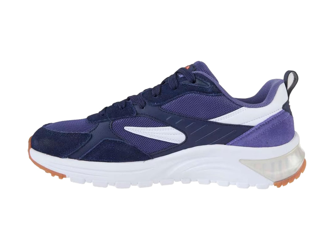Tenis deportivos FILA en colores azul y blanco con suela naranja y detalles en malla.