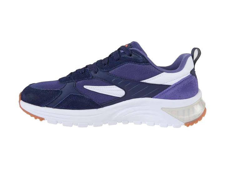 Tenis deportivos FILA en colores azul y blanco con suela naranja y detalles en malla.