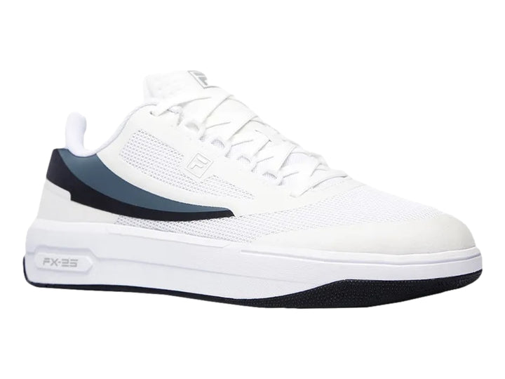 Tenis deportivos FILA color blanco con franja lateral en tonos gris y negro.