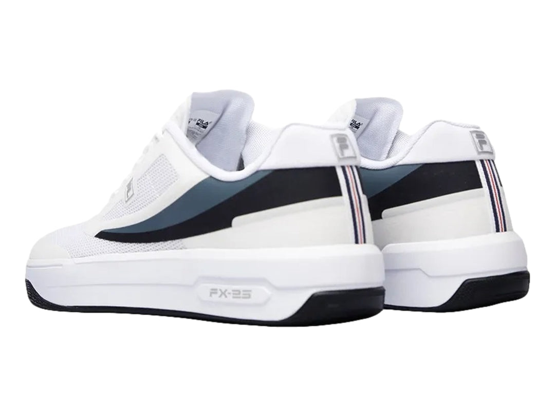 Tenis deportivos FILA color blanco con franja lateral en tonos gris y negro.