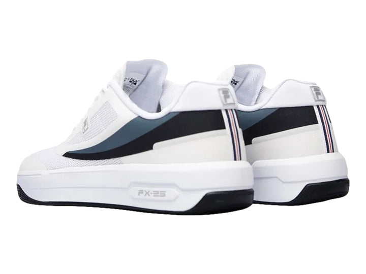 Tenis deportivos FILA color blanco con franja lateral en tonos gris y negro.