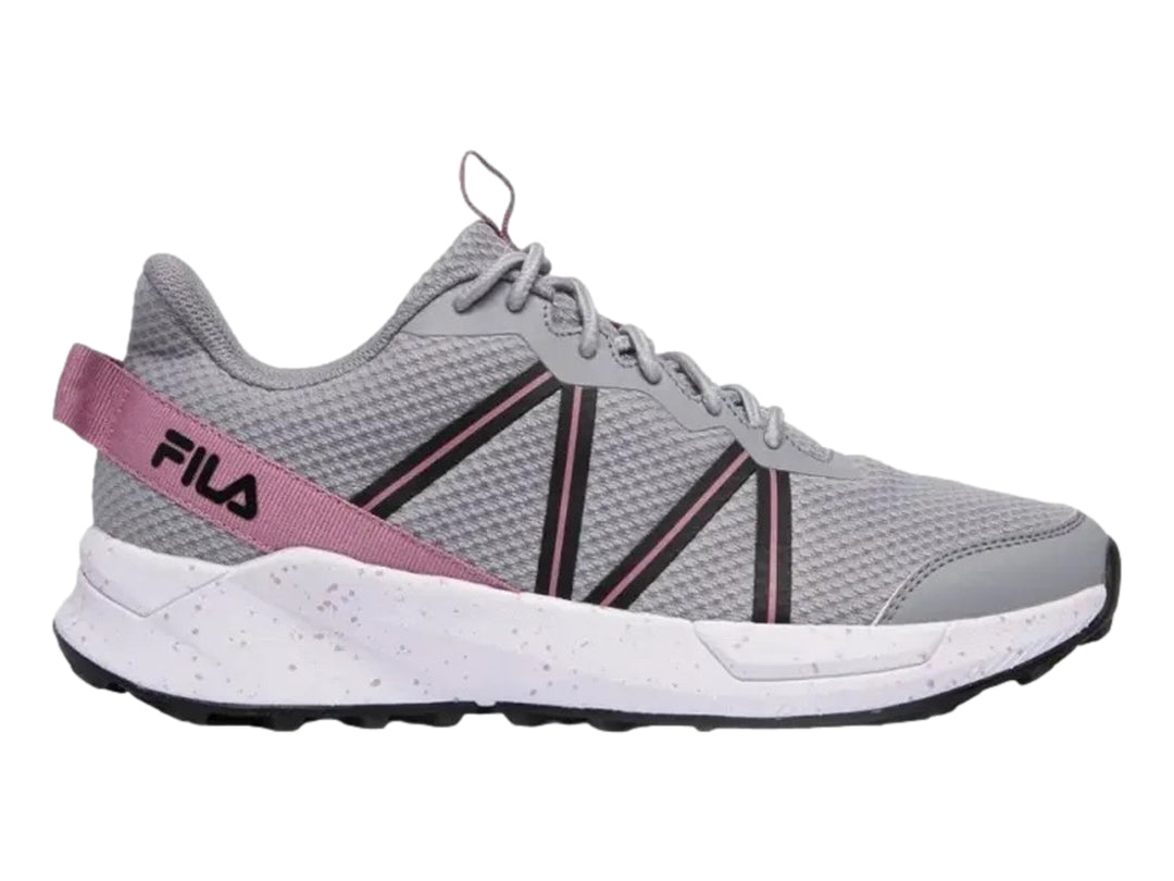 Tenis deportivos FILA color gris con detalles en lila y negro y suela blanca moteada.