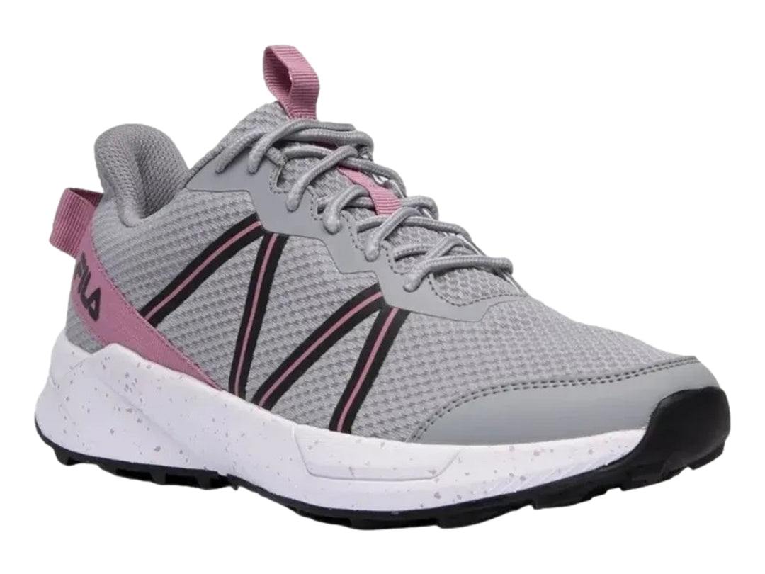 Tenis deportivos FILA color gris con detalles en lila y negro y suela blanca moteada.