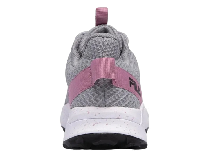 Tenis deportivos FILA color gris con detalles en lila y negro y suela blanca moteada.