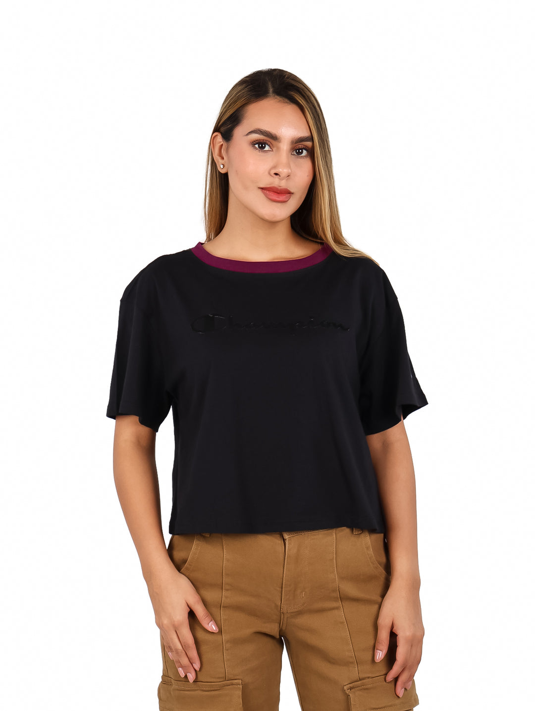 Mujer vistiendo playera negra de manga corta con cuello color vino y logo de Champion en el pecho.