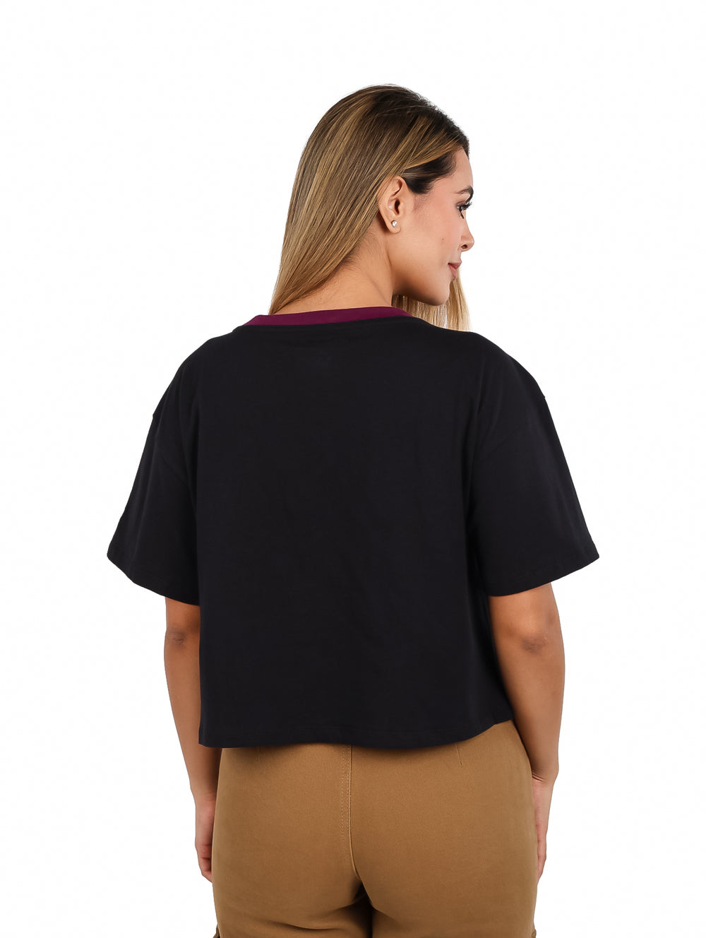Mujer vistiendo playera negra de manga corta con cuello color vino y logo de Champion en el pecho.