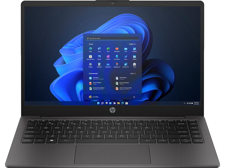 Laptop HP color gris con pantalla encendida mostrando el menú de inicio de Windows 11 y teclado negro.