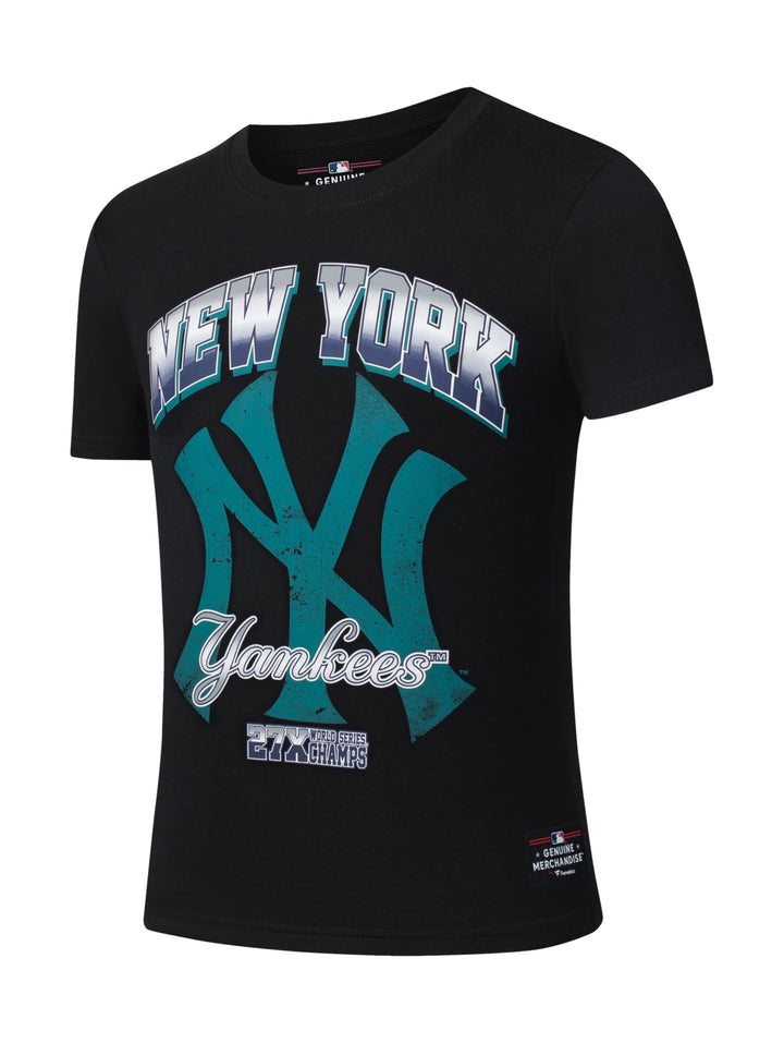 Camiseta negra de manga corta con estampado de los New York Yankees en color turquesa y blanco.