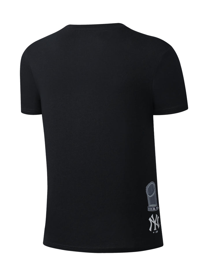 Camiseta negra de manga corta con estampado de los New York Yankees en color turquesa y blanco.