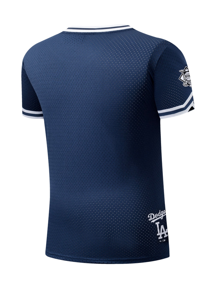Camiseta de béisbol azul con botones y logos de los Dodgers de Los Ángeles.
