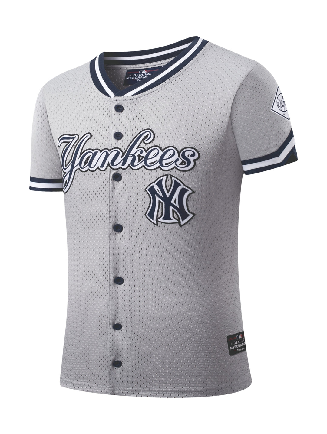 Jersey de béisbol color gris con botones frontales y logotipos de los New York Yankees.
