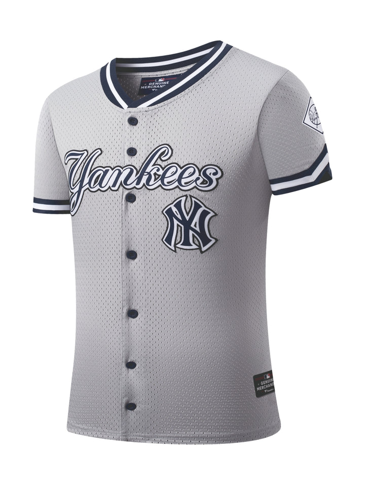 Jersey de béisbol color gris con botones frontales y logotipos de los New York Yankees.