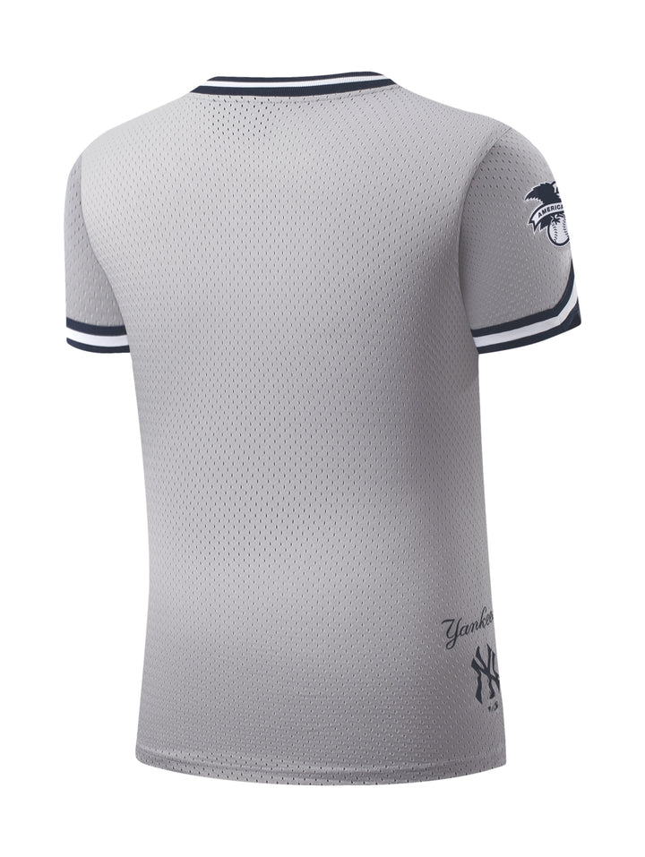 Jersey de béisbol color gris con botones frontales y logotipos de los New York Yankees.