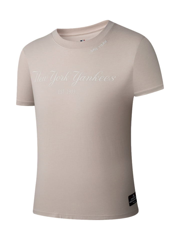 Camiseta beige de manga corta con estampado de New York Yankees en el pecho.