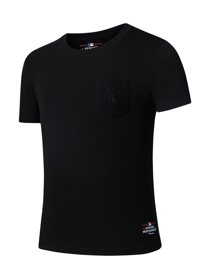 Camiseta deportiva de manga corta color negro con un pequeño bolsillo frontal.