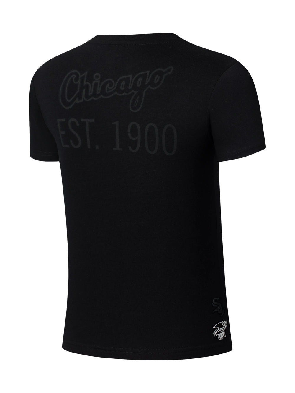 Camiseta deportiva de manga corta color negro con un pequeño bolsillo frontal.