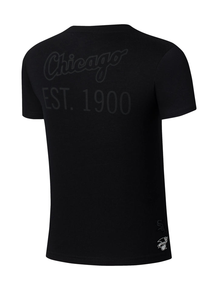 Camiseta deportiva de manga corta color negro con un pequeño bolsillo frontal.