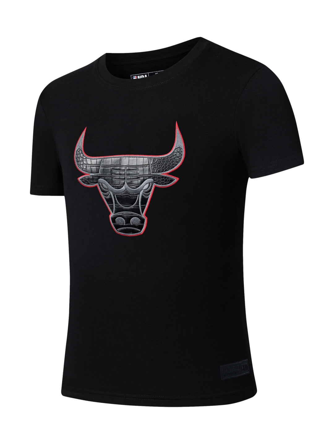Camiseta deportiva negra de manga corta con el logo de los Chicago Bulls en el pecho.