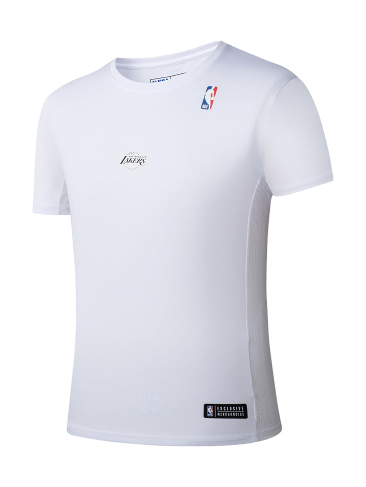 Camiseta deportiva blanca de manga corta con logos de la NBA y los Lakers.