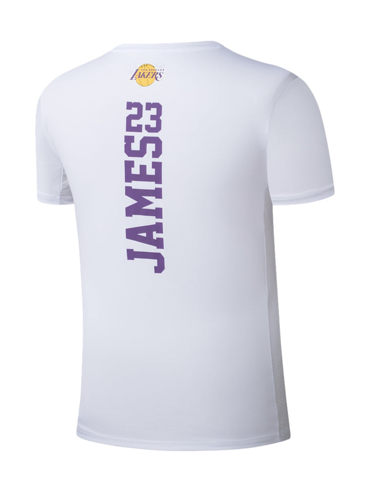 Camiseta deportiva blanca de manga corta con logos de la NBA y los Lakers.