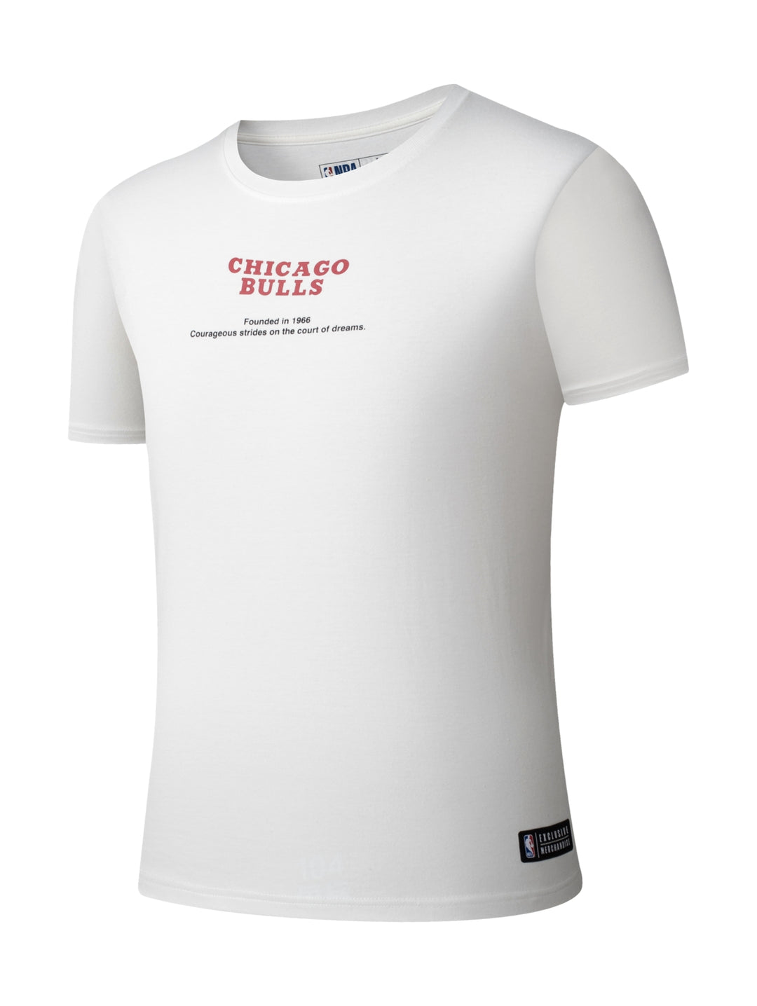 Playera deportiva blanca para hombre con texto de Chicago Bulls en el pecho.