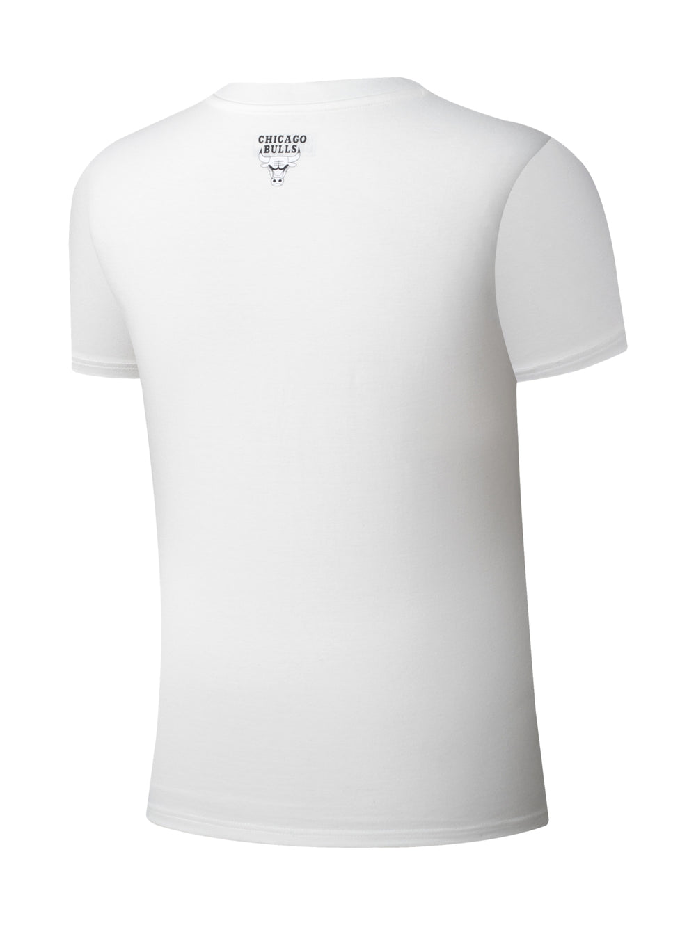 Playera deportiva blanca para hombre con texto de Chicago Bulls en el pecho.