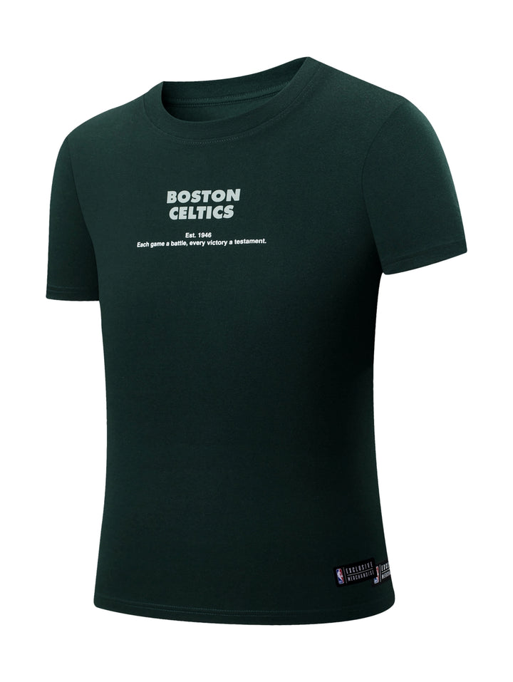 Camiseta deportiva verde de los Boston Celtics con texto blanco en el pecho.