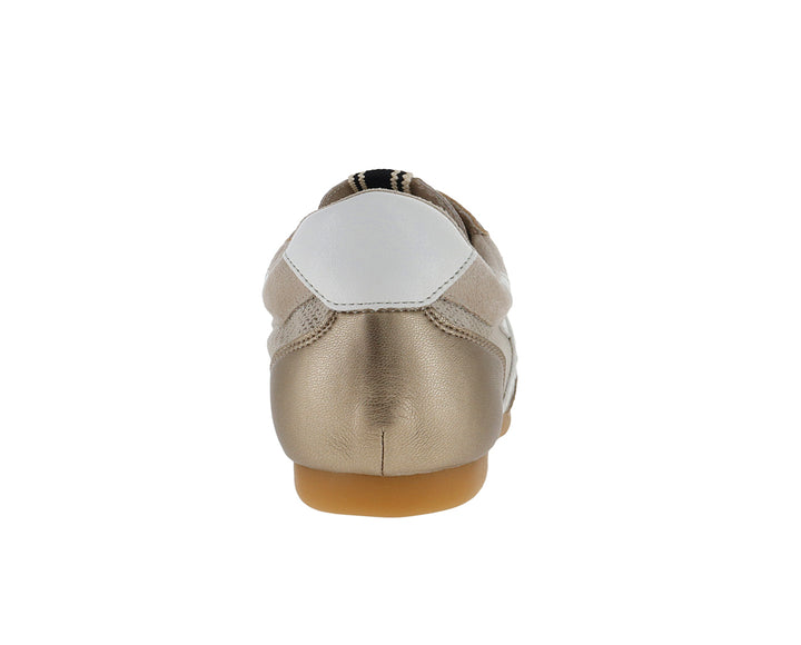 Tenis deportivos color oro con franjas blancas y suela color café para mujer.