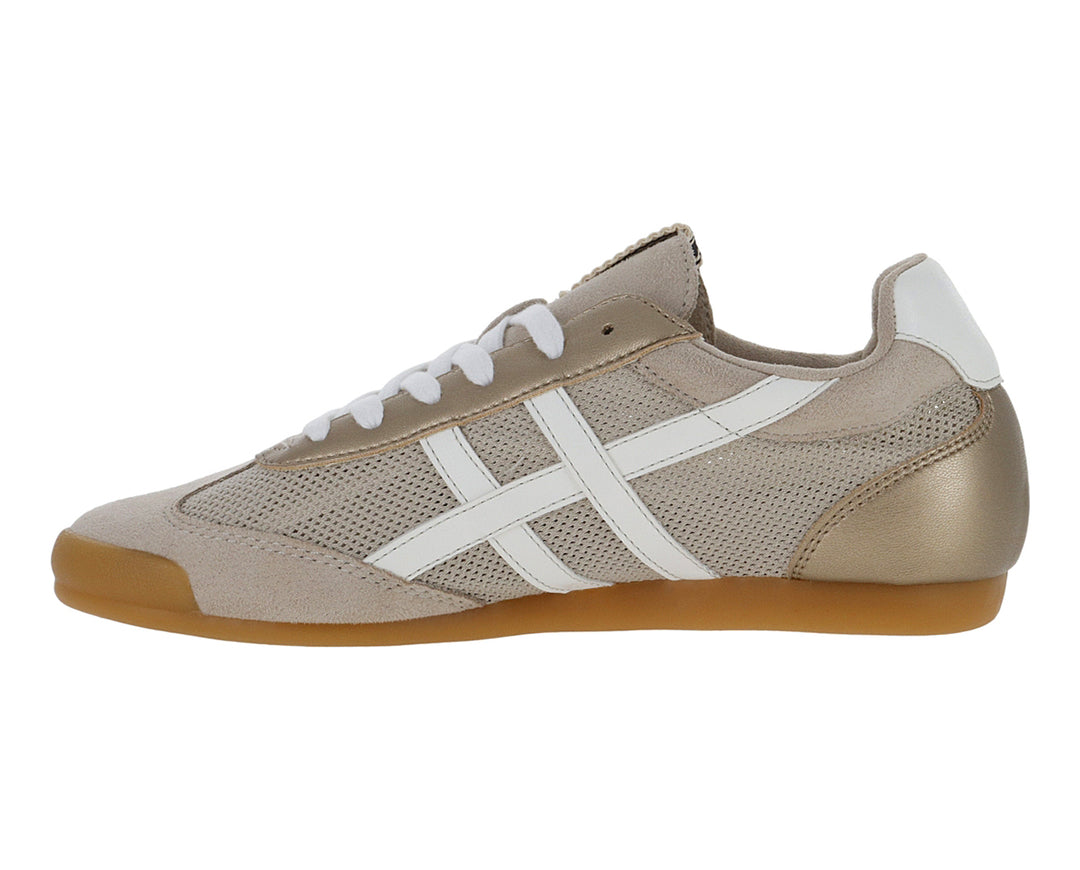 Tenis deportivos color oro con franjas blancas y suela color café para mujer.