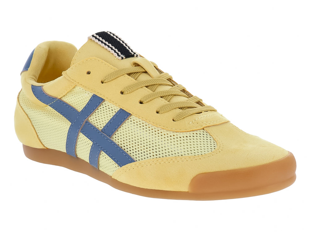 Tenis deportivos amarillos con detalles en azul y suela color café.
