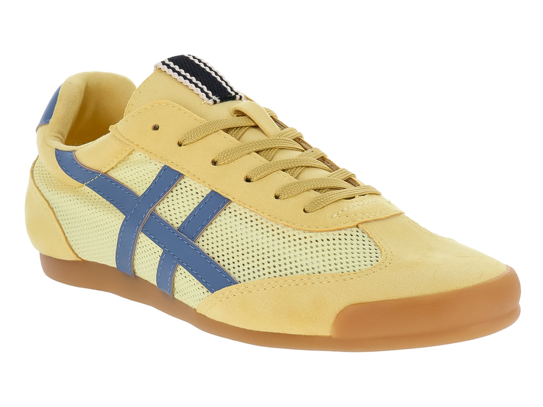 Tenis deportivos amarillos con detalles en azul y suela color café.