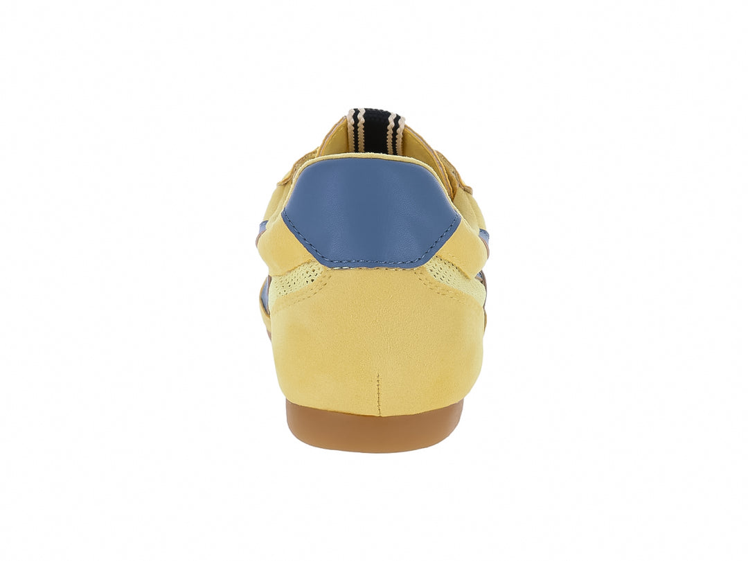 Tenis deportivos amarillos con detalles en azul y suela color café.