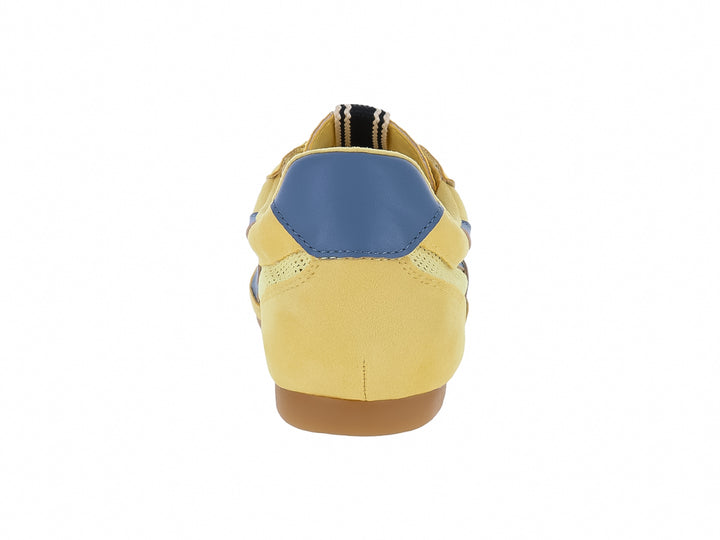 Tenis deportivos amarillos con detalles en azul y suela color café.