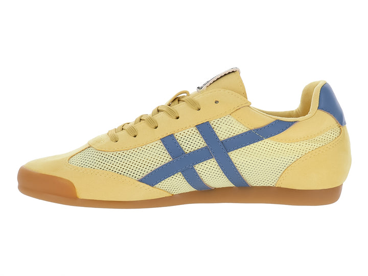 Tenis deportivos amarillos con detalles en azul y suela color café.